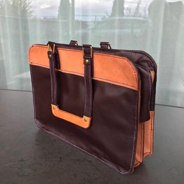 Aktentas in twee kleuren.